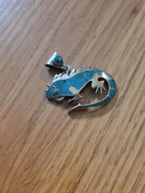 vintage Mexican silver lizard pendant featuring a turquoise stone Inlay